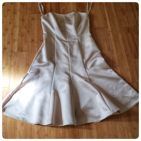 David's Bridal Dresses & Skirts - David's Bridal Strapless Formal Dress size 6